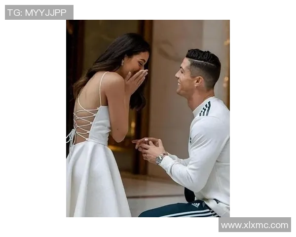 C罗绯闻再掀波澜新恋情曝光引发媒体热议与球迷关注 C罗绯闻再掀波澜新恋情曝光引发媒体热议与球迷关注