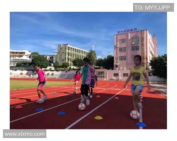 丰富多彩的小学生足球场图片大全展示孩子们的运动乐趣与团队精神 丰富多彩的小学生足球场图片大全展示孩子们的运动乐趣与团队精神