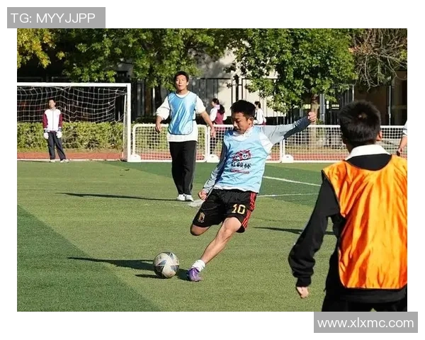 他渴望在绿茵场上尽情挥洒汗水与激情追逐足球梦想