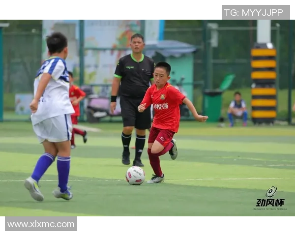 广东足球服的魅力与文化传承探讨及其在国内外赛事中的表现分析