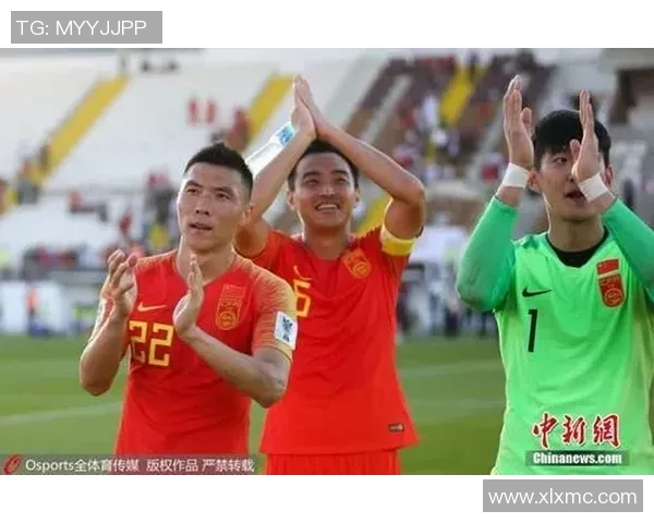 足球员在比赛中突然昏倒引发关注医疗团队迅速救助确保球员安全